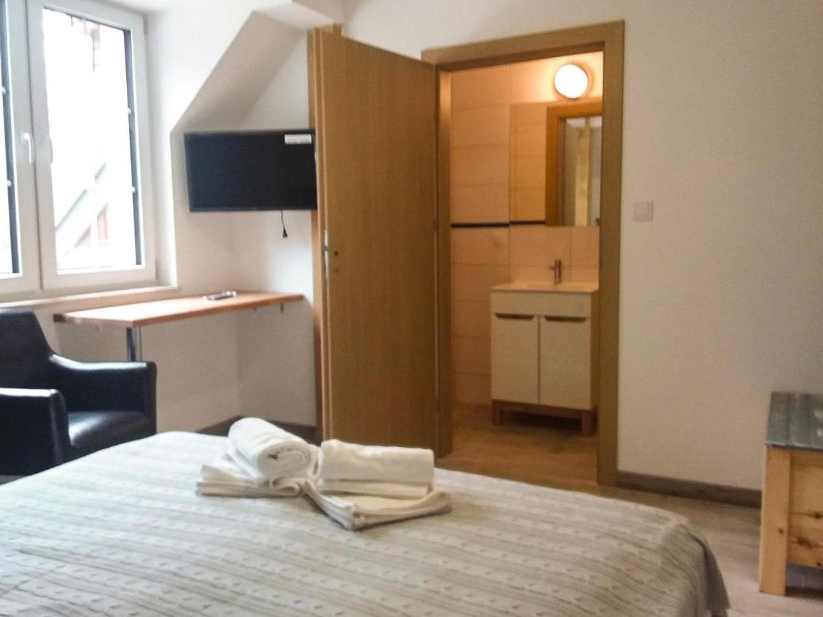 جانوويك Dworek Akacja Uslugi Hotelarskie المظهر الخارجي الصورة