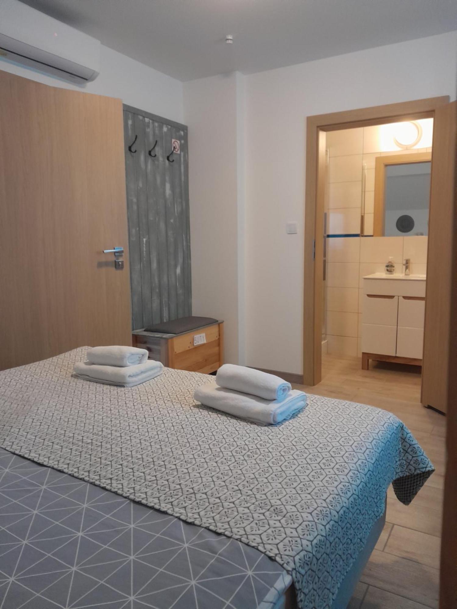 جانوويك Dworek Akacja Uslugi Hotelarskie المظهر الخارجي الصورة